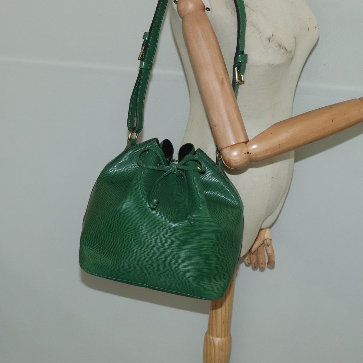 LOUIS VUITTON Epi Petit Noe Shoulder Bag Green M44102 LV Auth 94357