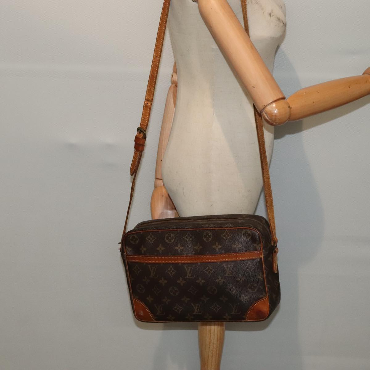 LOUIS VUITTON Monogram Trocadero 30 Shoulder Bag M51272 LV Auth 94548