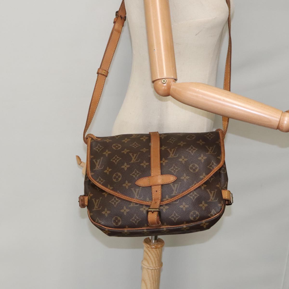 LOUIS VUITTON Monogram Saumur 30 Shoulder Bag M42256 LV Auth 94834