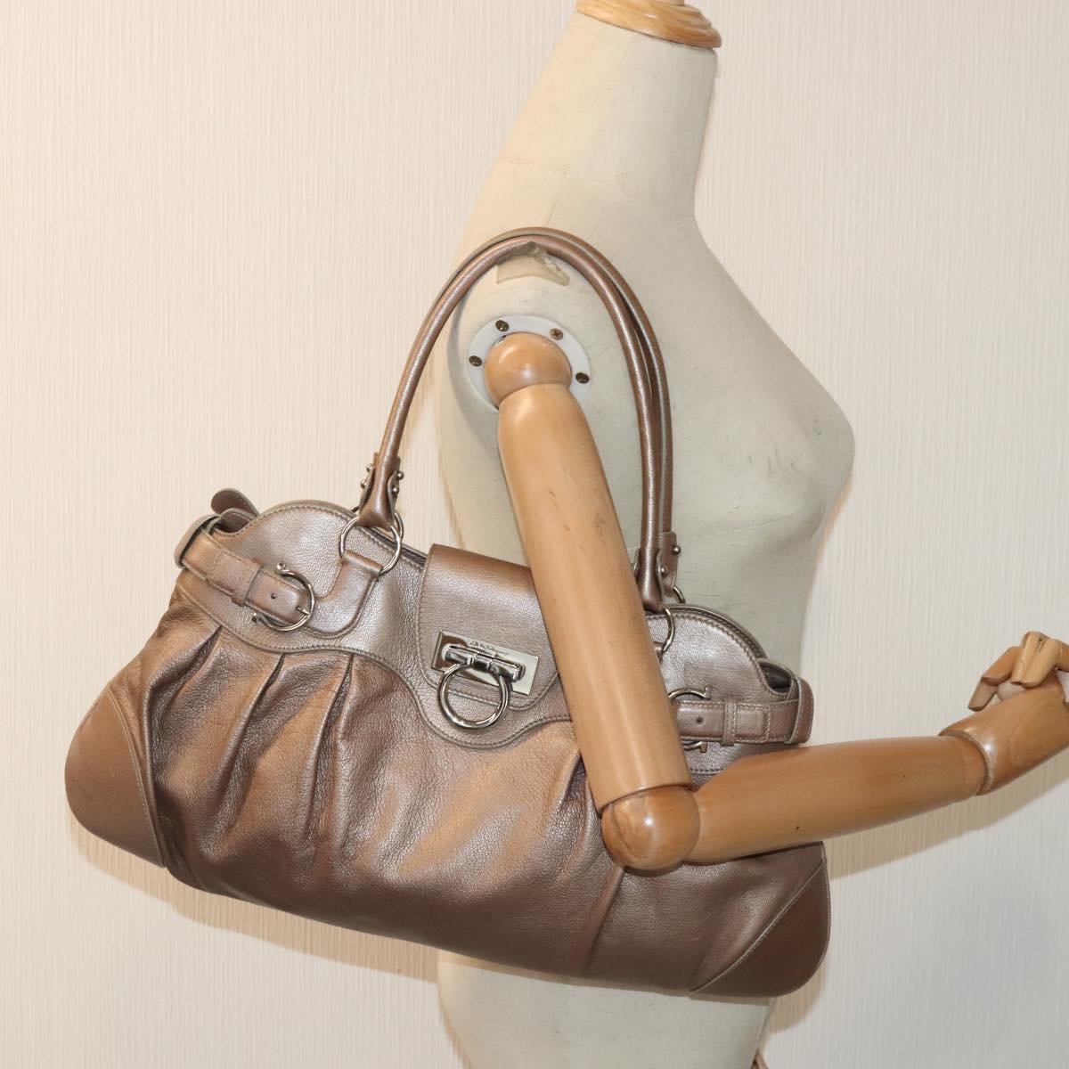 Salvatore Ferragamo Gancini Shoulder Bag Leather Beige Silver Auth 95011