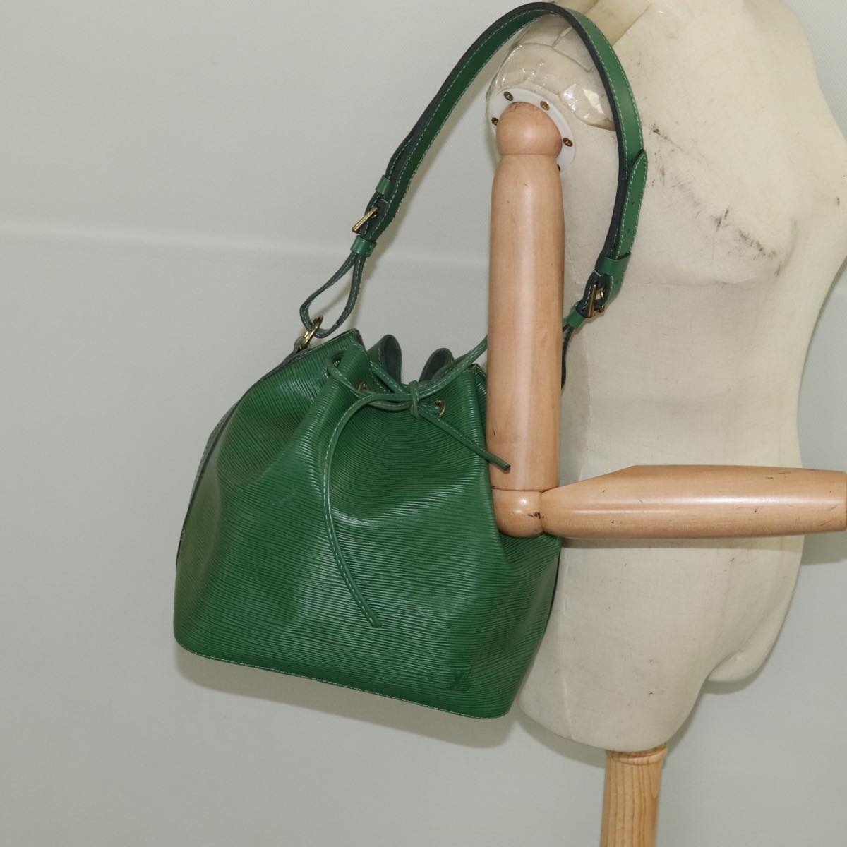 LOUIS VUITTON Epi Petit Noe Shoulder Bag Green M44102 LV Auth 95122