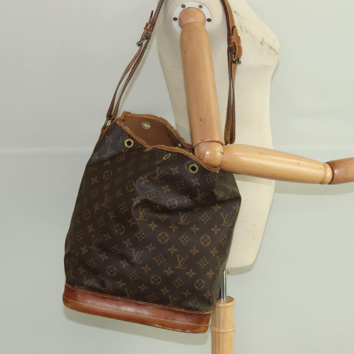 LOUIS VUITTON Monogram Noe Shoulder Bag M42224 LV Auth 95400