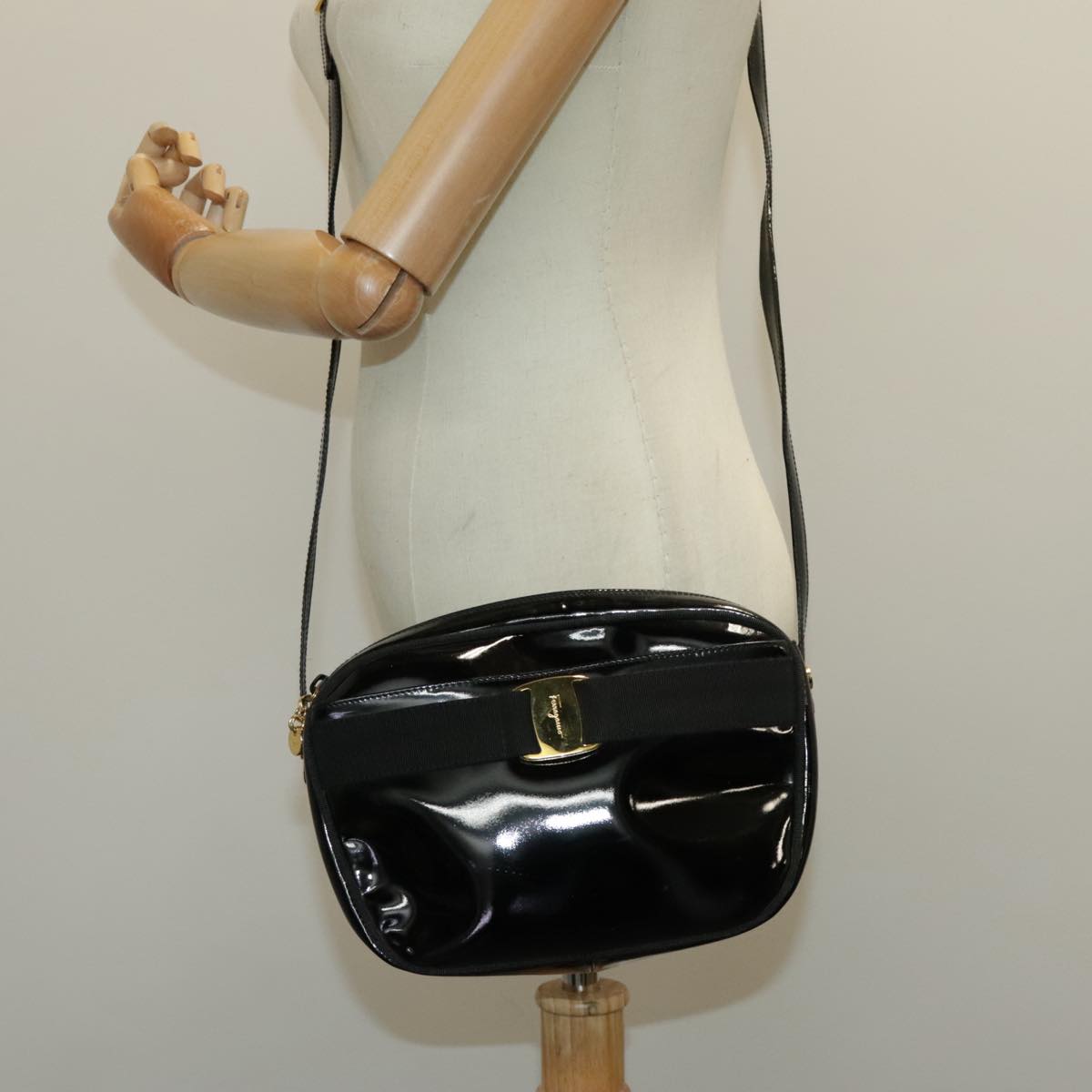 Salvatore Ferragamo Vala Shoulder Bag Enamel Black Gold Auth 95720