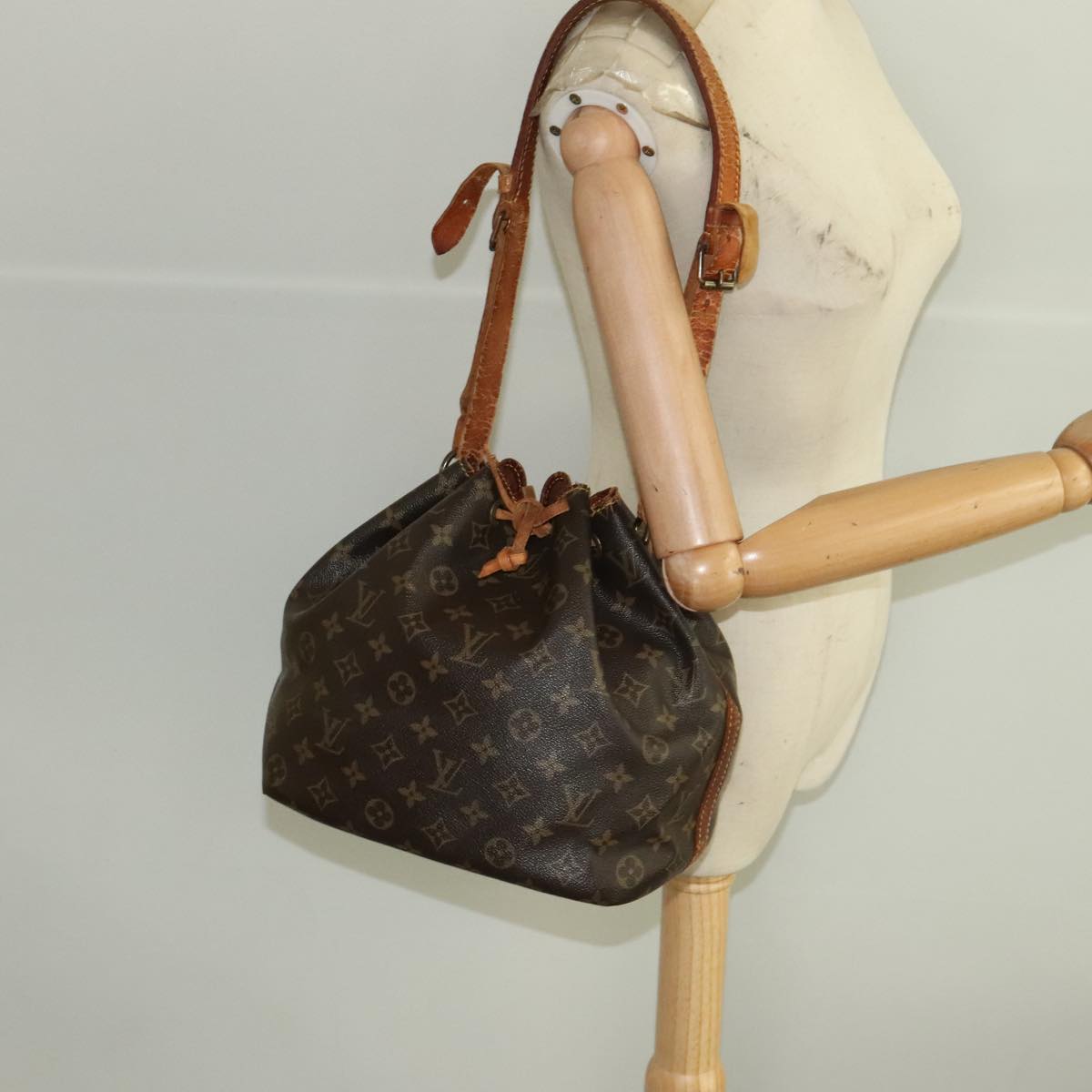 LOUIS VUITTON Monogram Petit Noe Shoulder Bag M42226 LV Auth 95809