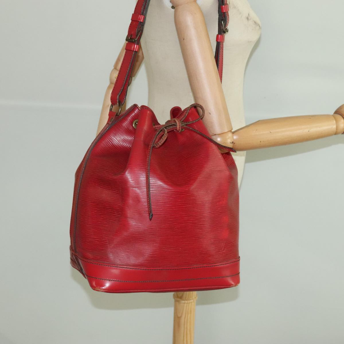 LOUIS VUITTON Epi Noe Shoulder Bag Red M44007 LV Auth 95875