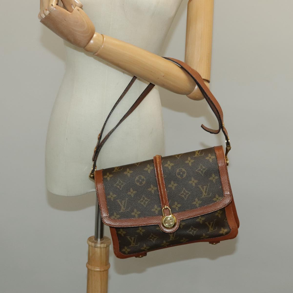 LOUIS VUITTON Monogram Sac Vendome Shoulder Bag No.233 LV Auth 96058