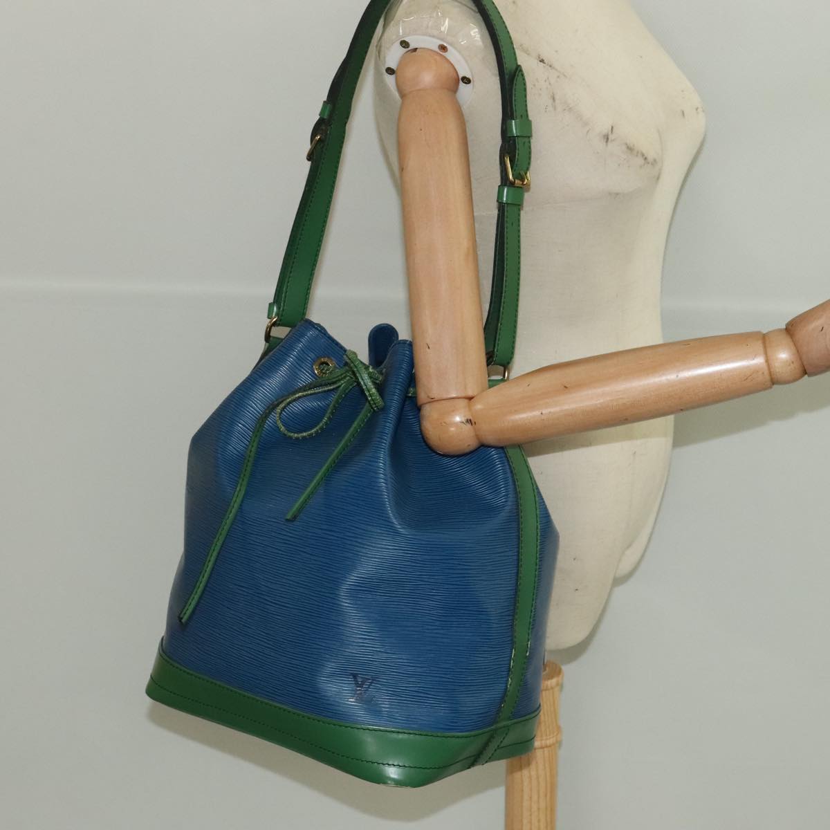 LOUIS VUITTON Epi Noe Shoulder Bag Bicolor Green Blue M44044 LV Auth 96138