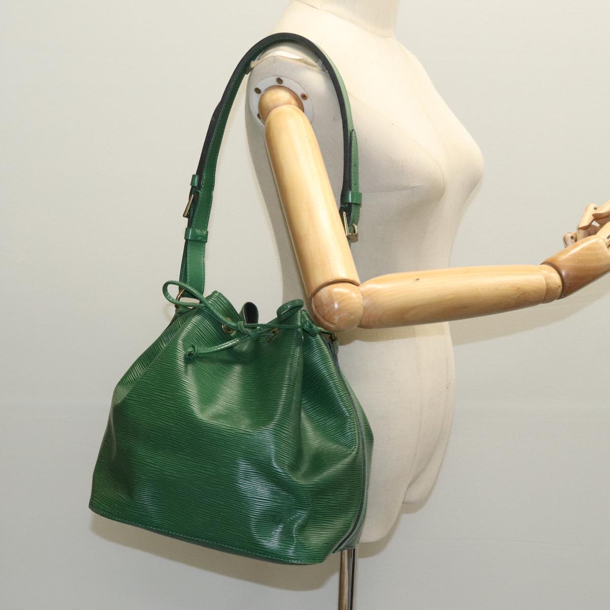 LOUIS VUITTON Epi Petit Noe Shoulder Bag Green M44102 LV Auth 96263