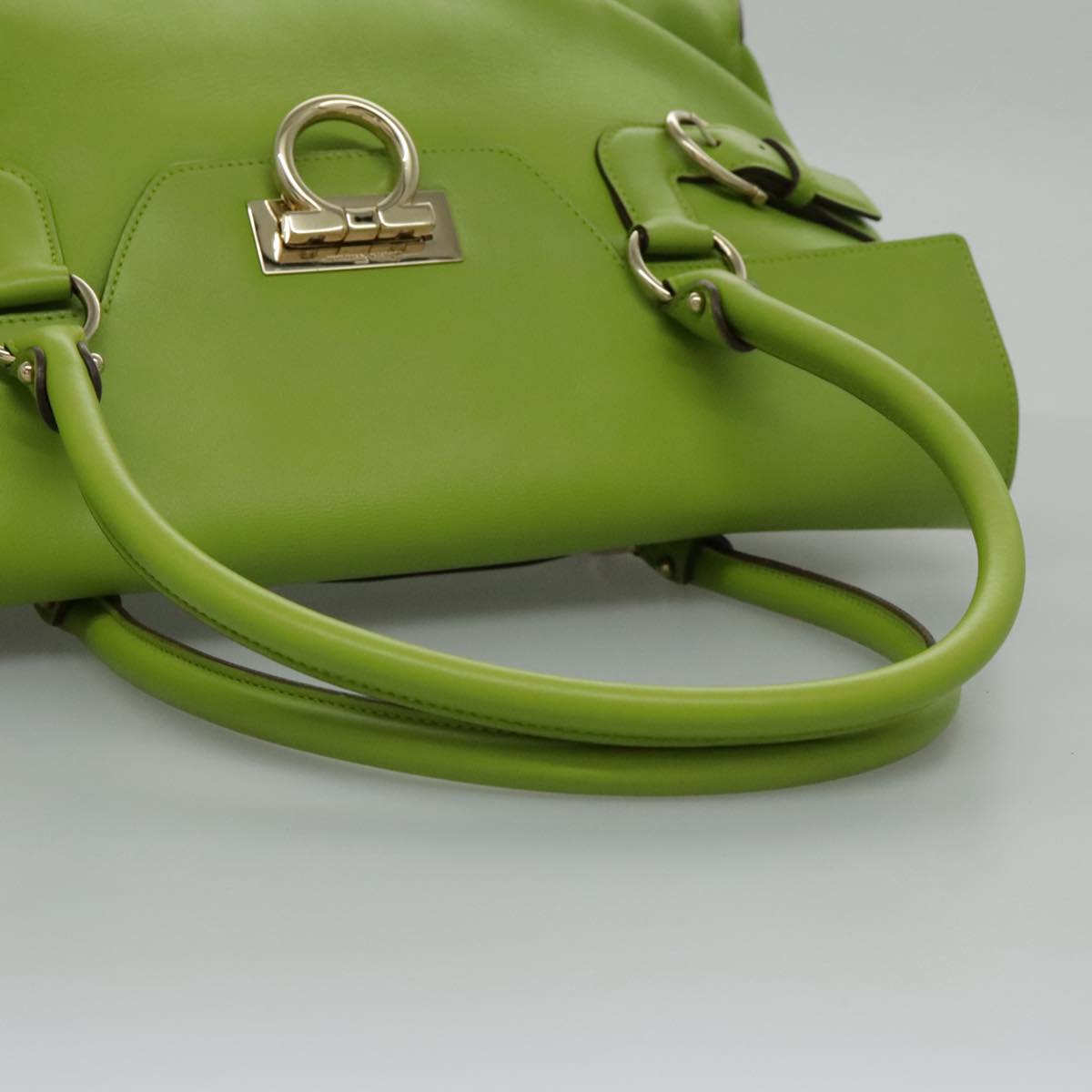 Salvatore Ferragamo Gancini Shoulder Bag Leather Green Gold Auth 96380