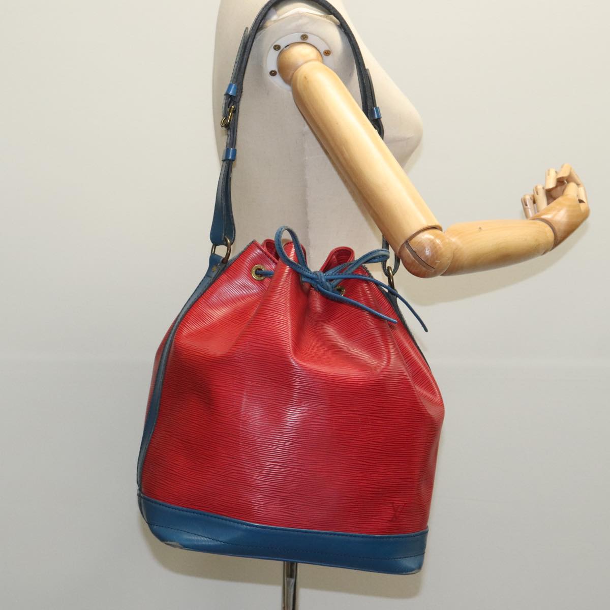 LOUIS VUITTON Epi Noe Shoulder Bag Bicolor Red Blue M44084 LV Auth 96478