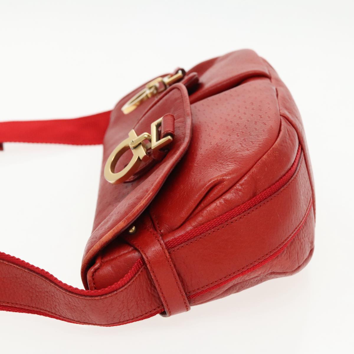 Salvatore Ferragamo Gancini Shoulder Bag Leather Red Gold Auth 96500