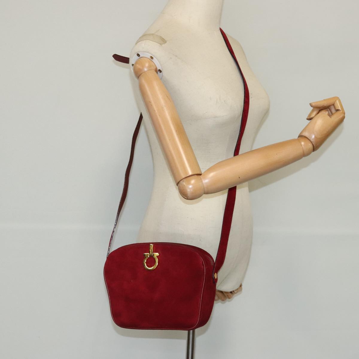 Salvatore Ferragamo Gancini Shoulder Bag Suede Red Gold Auth 96588