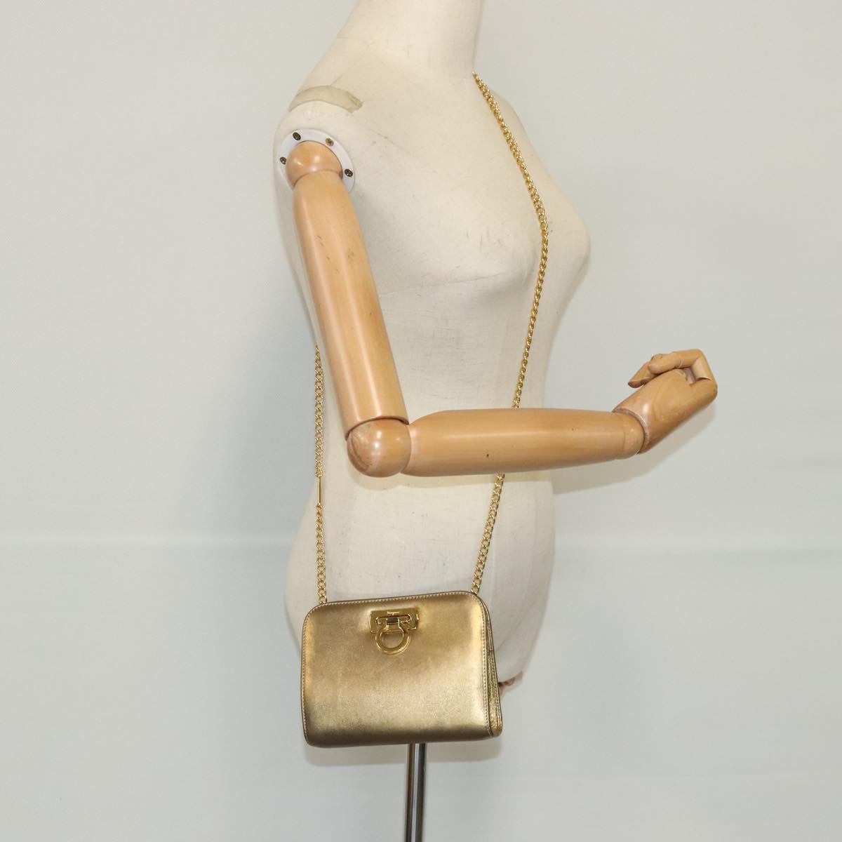 Salvatore Ferragamo Gancini Chain Shoulder Bag Leather Gold Auth 96667