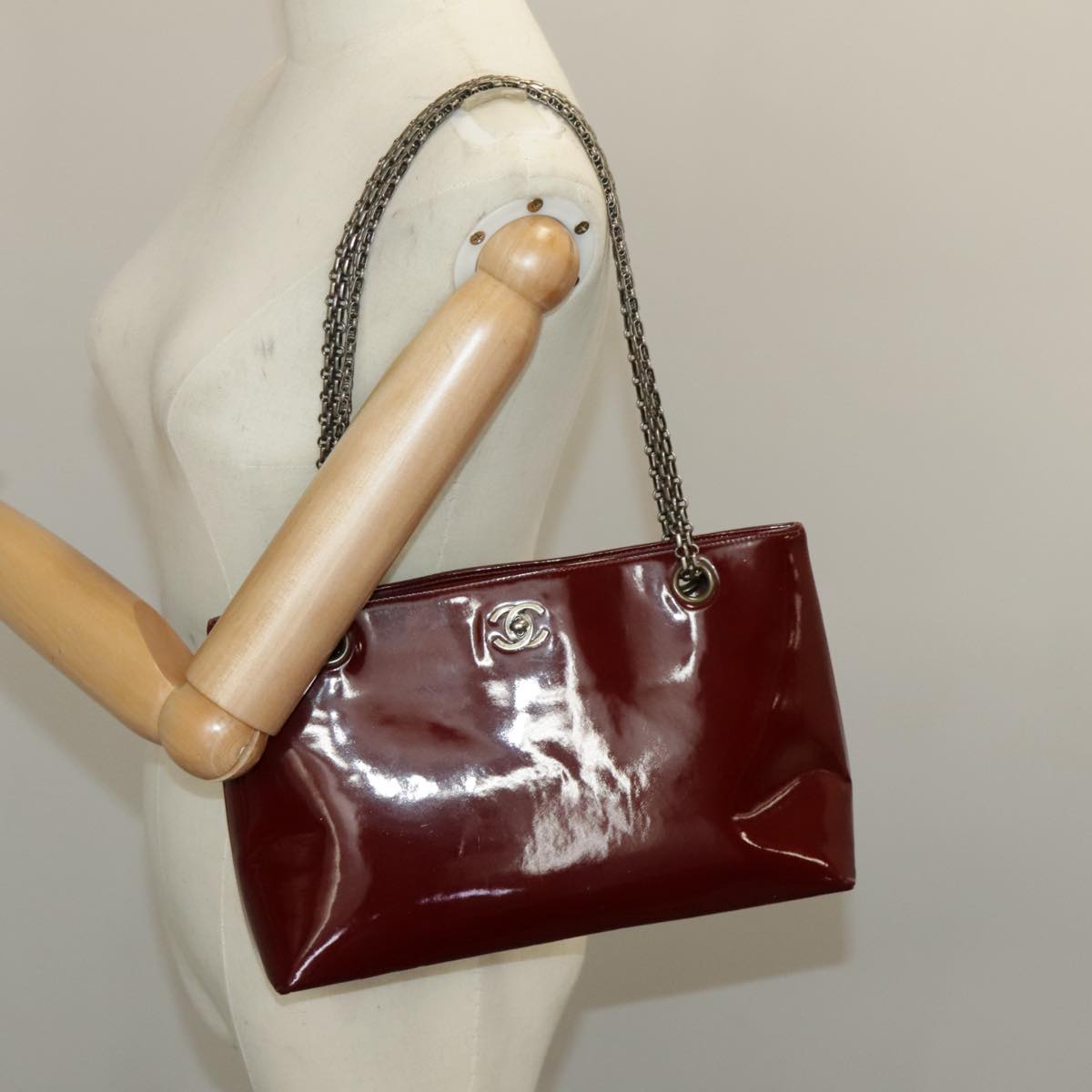 CHANEL Chain Shoulder Bag Patent leather Red CC Auth 96793