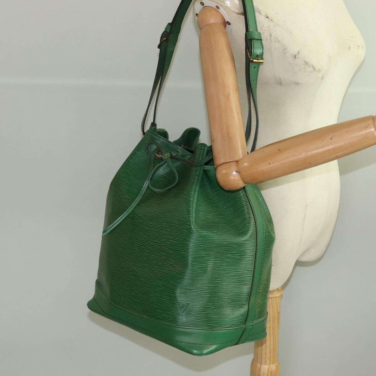 LOUIS VUITTON Epi Noe Shoulder Bag Green M44004 LV Auth 96811