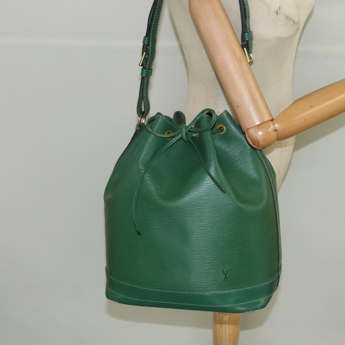 LOUIS VUITTON Epi Noe Shoulder Bag Green M44004 LV Auth 96871