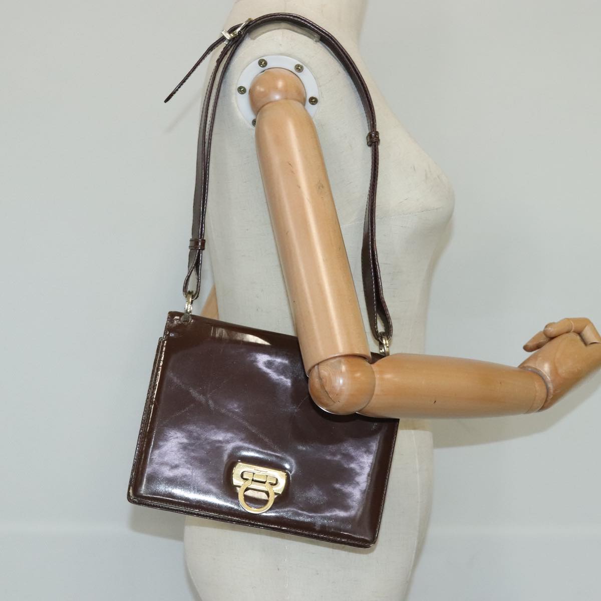 Salvatore Ferragamo Gancini Shoulder Bag Patent leather Brown Gold Auth 96961