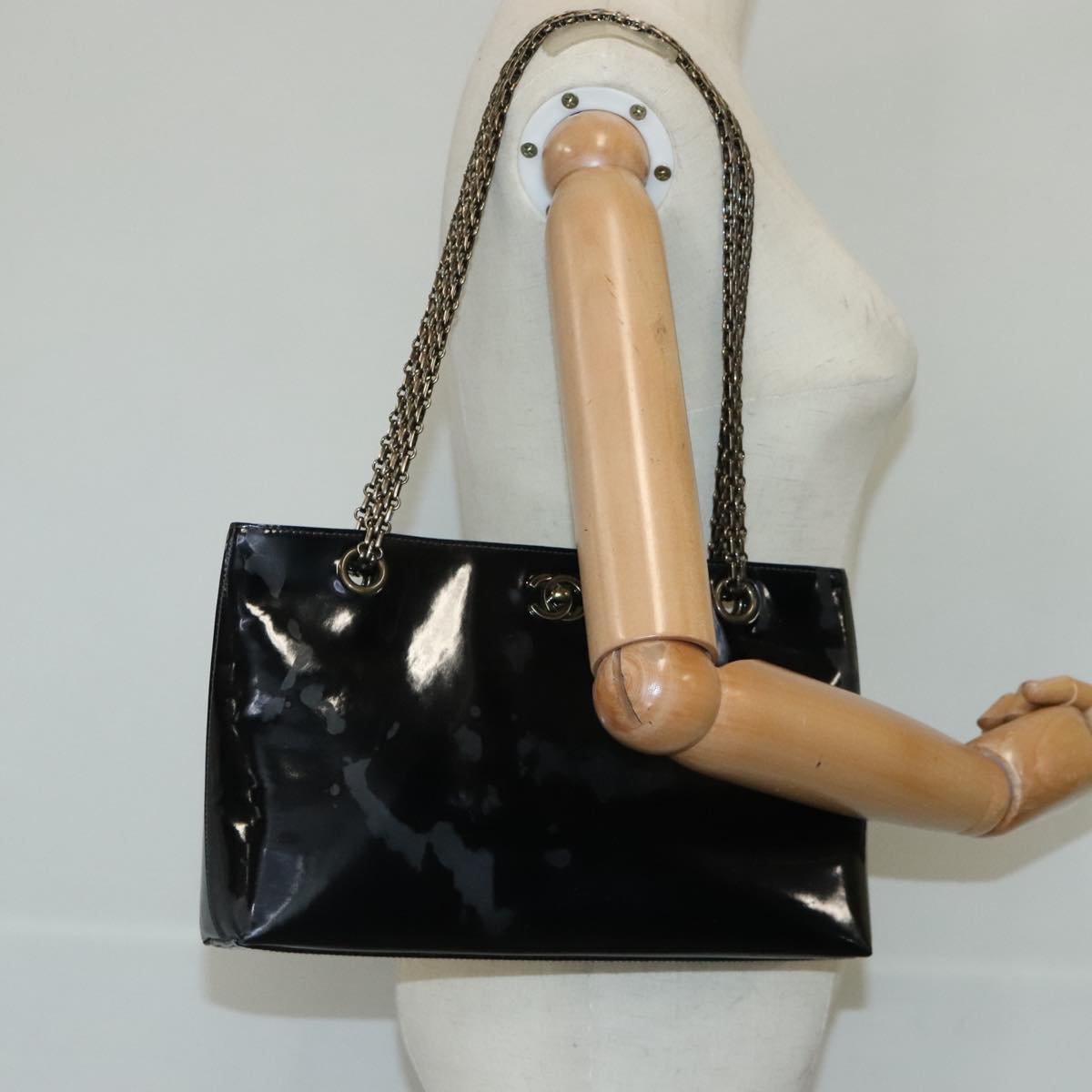 CHANEL Chain Shoulder Bag Patent leather Black CC Auth 97053