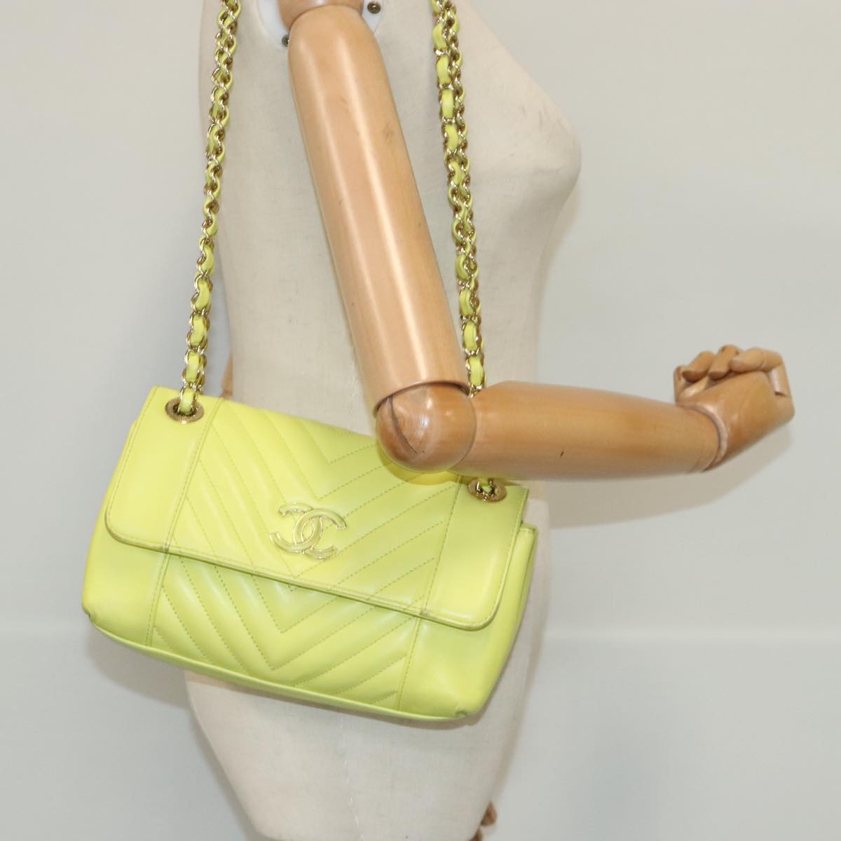 CHANEL Chain V Stitch Shoulder Bag Lamb Skin Yellow Gold CC Auth 97148