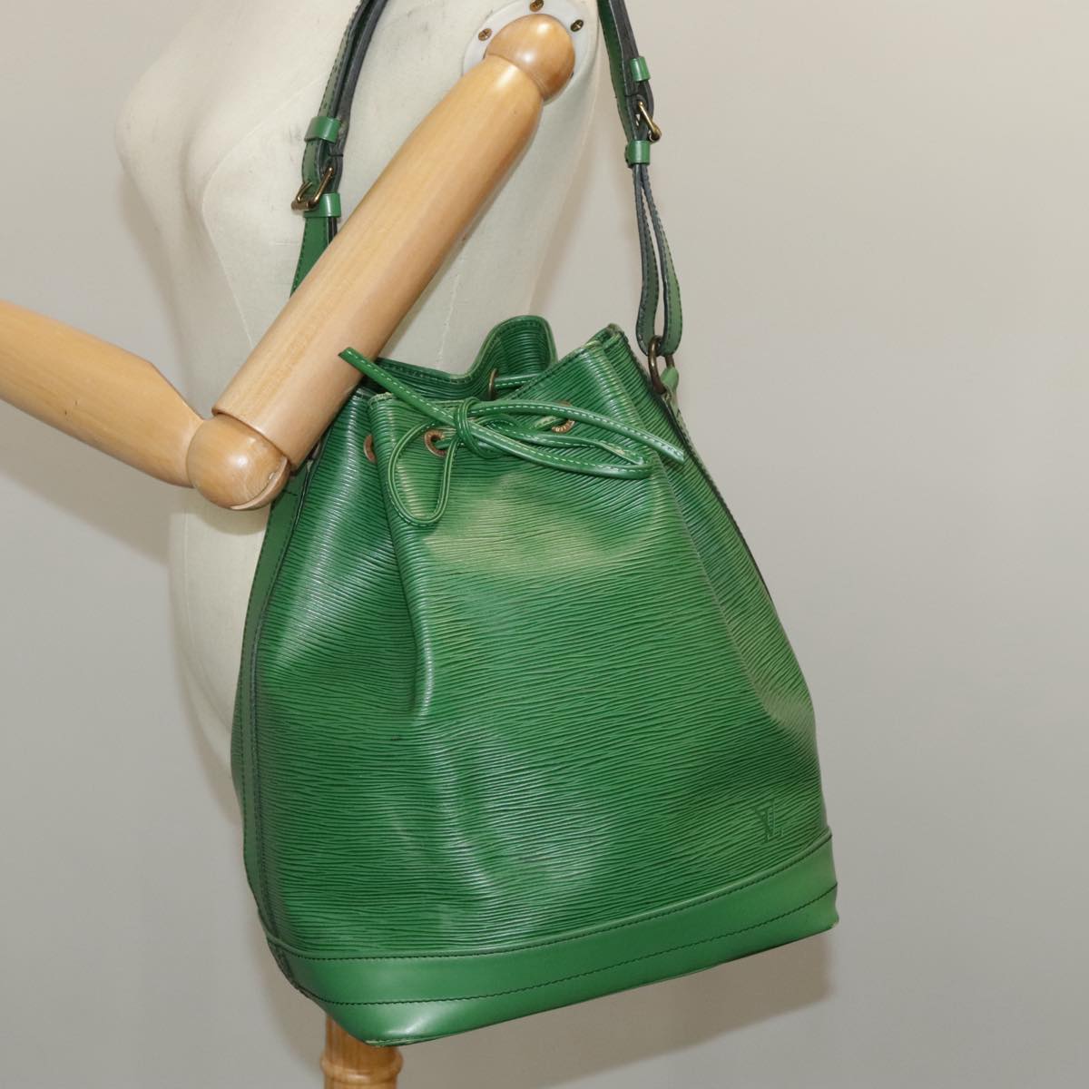 LOUIS VUITTON Epi Noe Shoulder Bag Green M44004 LV Auth 97361