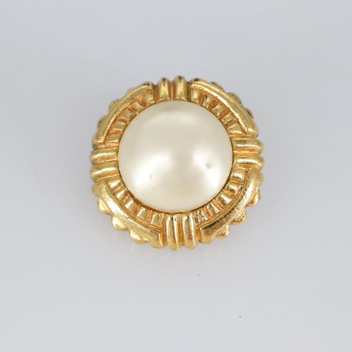 CHANEL Pearl Earring metal Gold CC Auth 97755