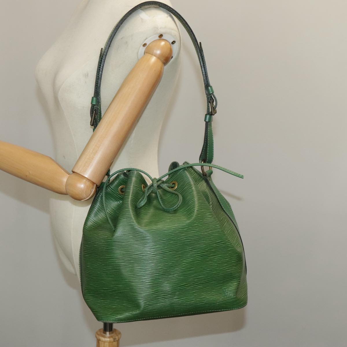 LOUIS VUITTON Epi Petit Noe Shoulder Bag Green M44102 LV Auth 98047