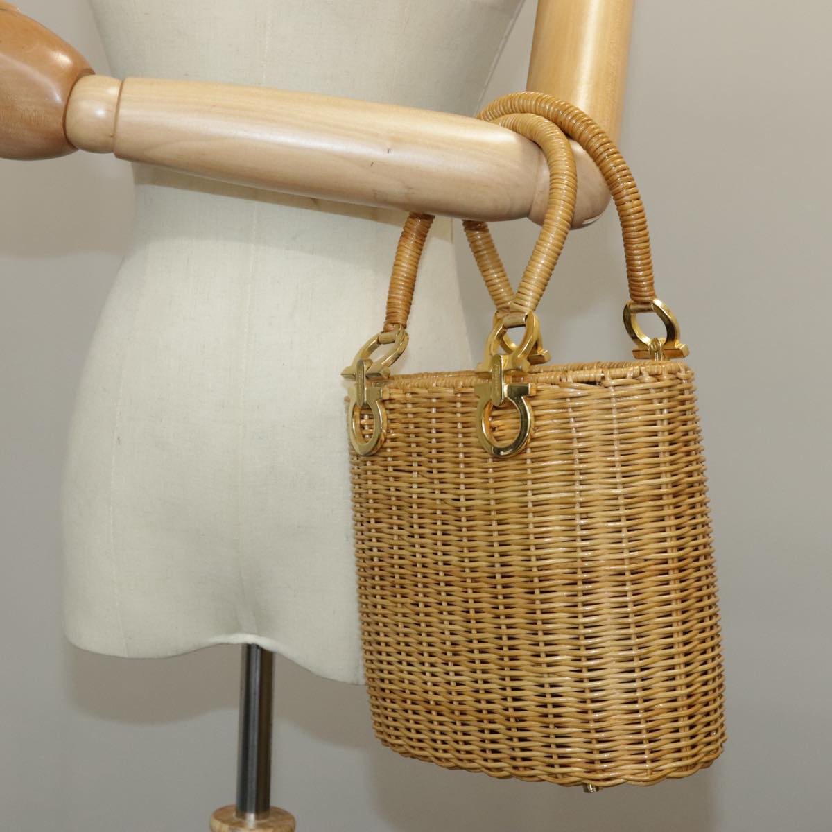 Salvatore Ferragamo Gancini Hand Bag Raffia Beige Gold Auth 98222A