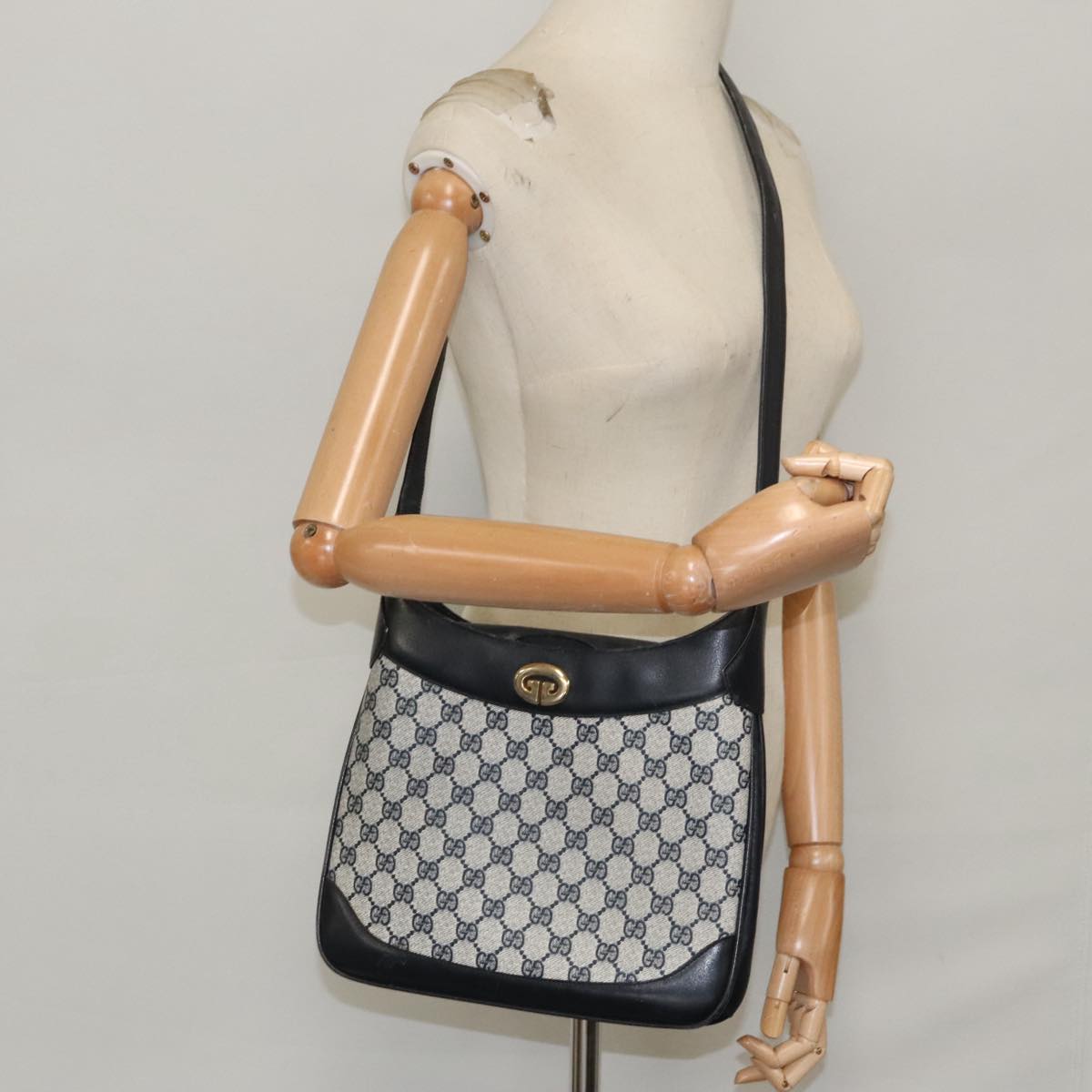 GUCCI GG Supreme Shoulder Bag PVC Leather Navy Gold Auth 98370