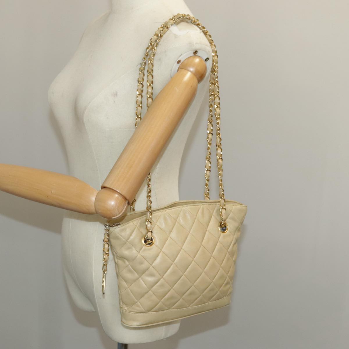 CHANEL Matelasse Chain Shoulder Bag Lamb Skin Beige Gold CC Auth 98416