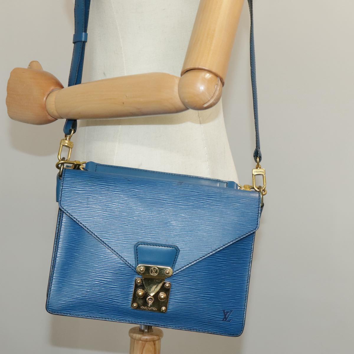 LOUIS VUITTON Epi Biface Clutch Bag Blue LV Auth 98605