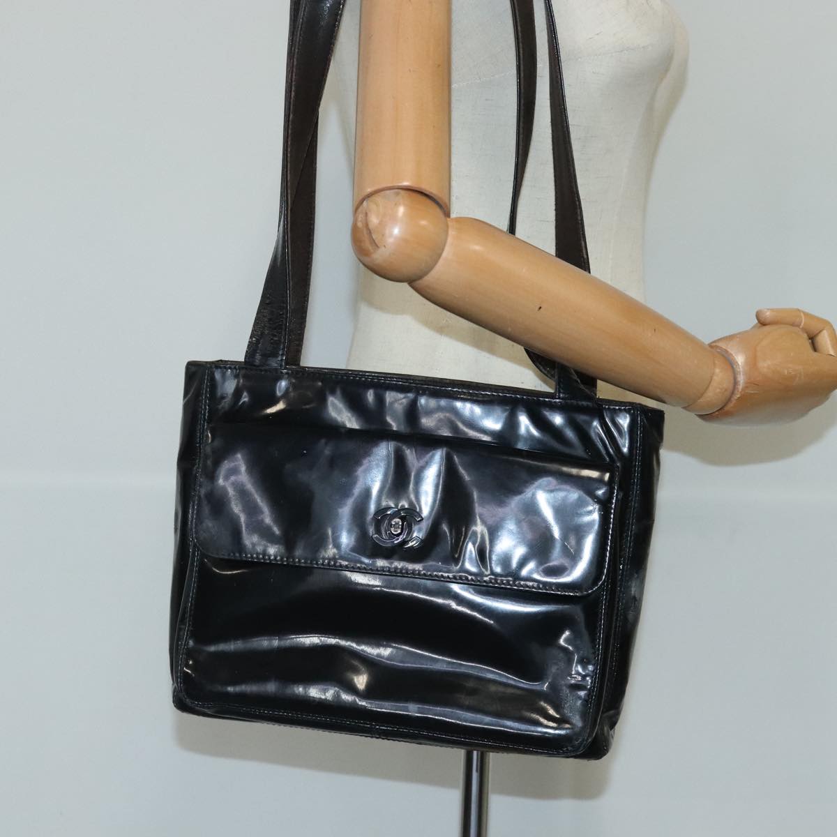 CHANEL Shoulder Bag Patent leather Black CC Auth 98639