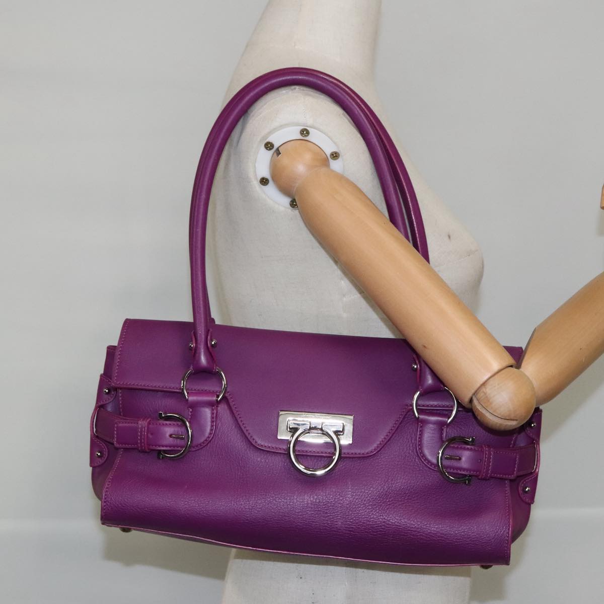 Salvatore Ferragamo Gancini Shoulder Bag Leather Purple Silver Auth 98651