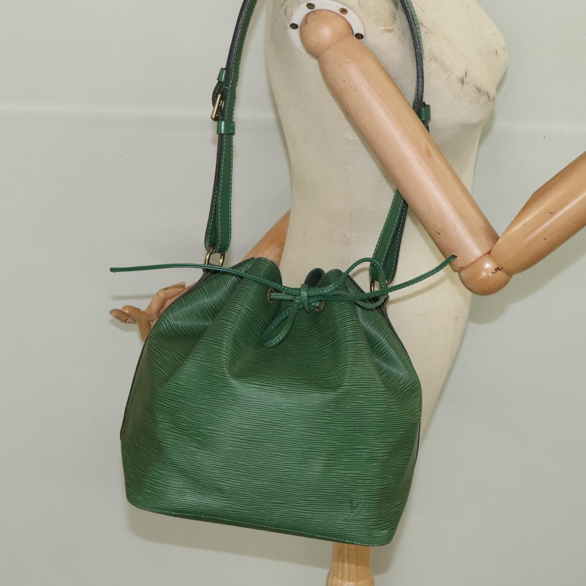 LOUIS VUITTON Epi Petit Noe Shoulder Bag Green M44102 LV Auth 98680