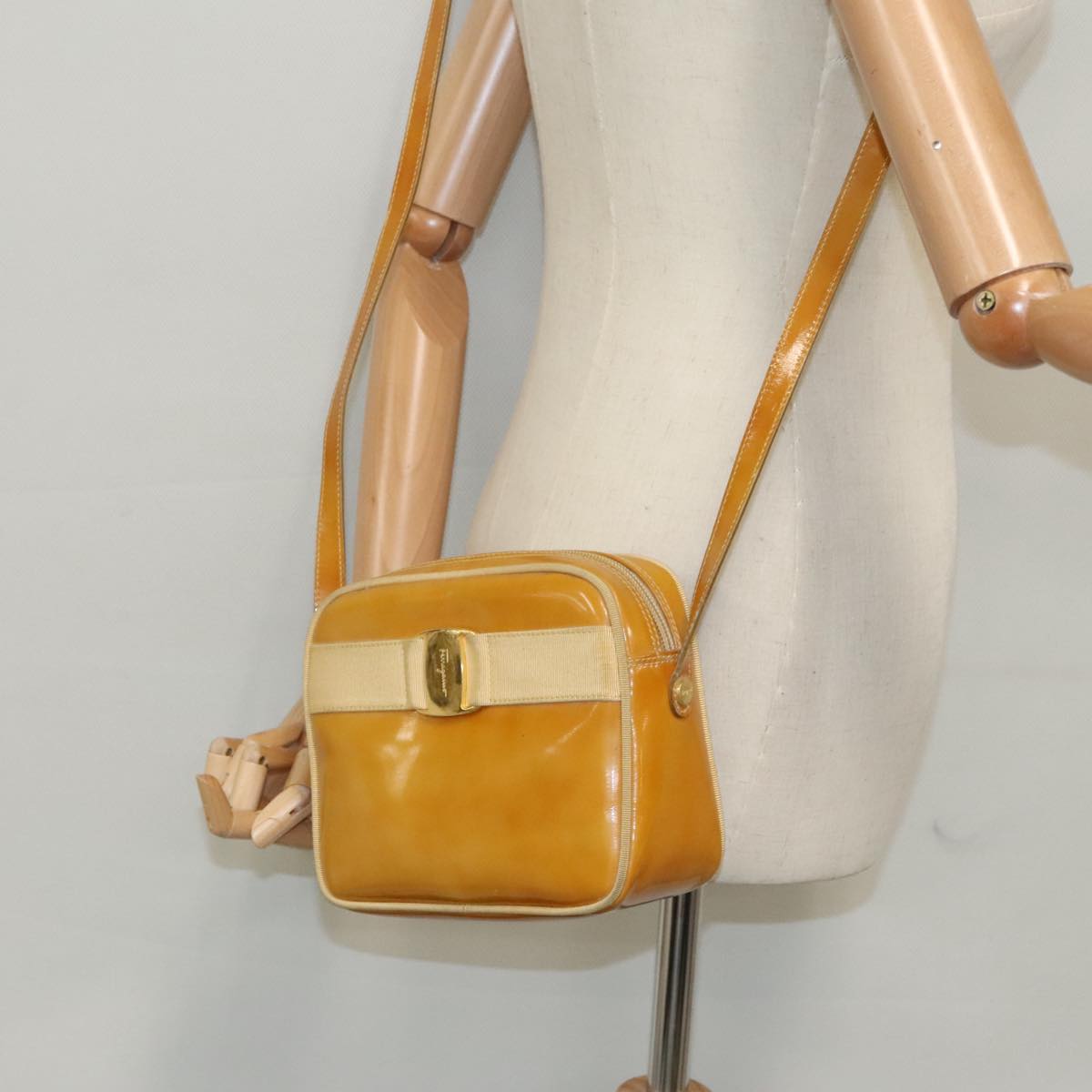 Salvatore Ferragamo Shoulder Bag Patent leather Gold Beige Auth 98765