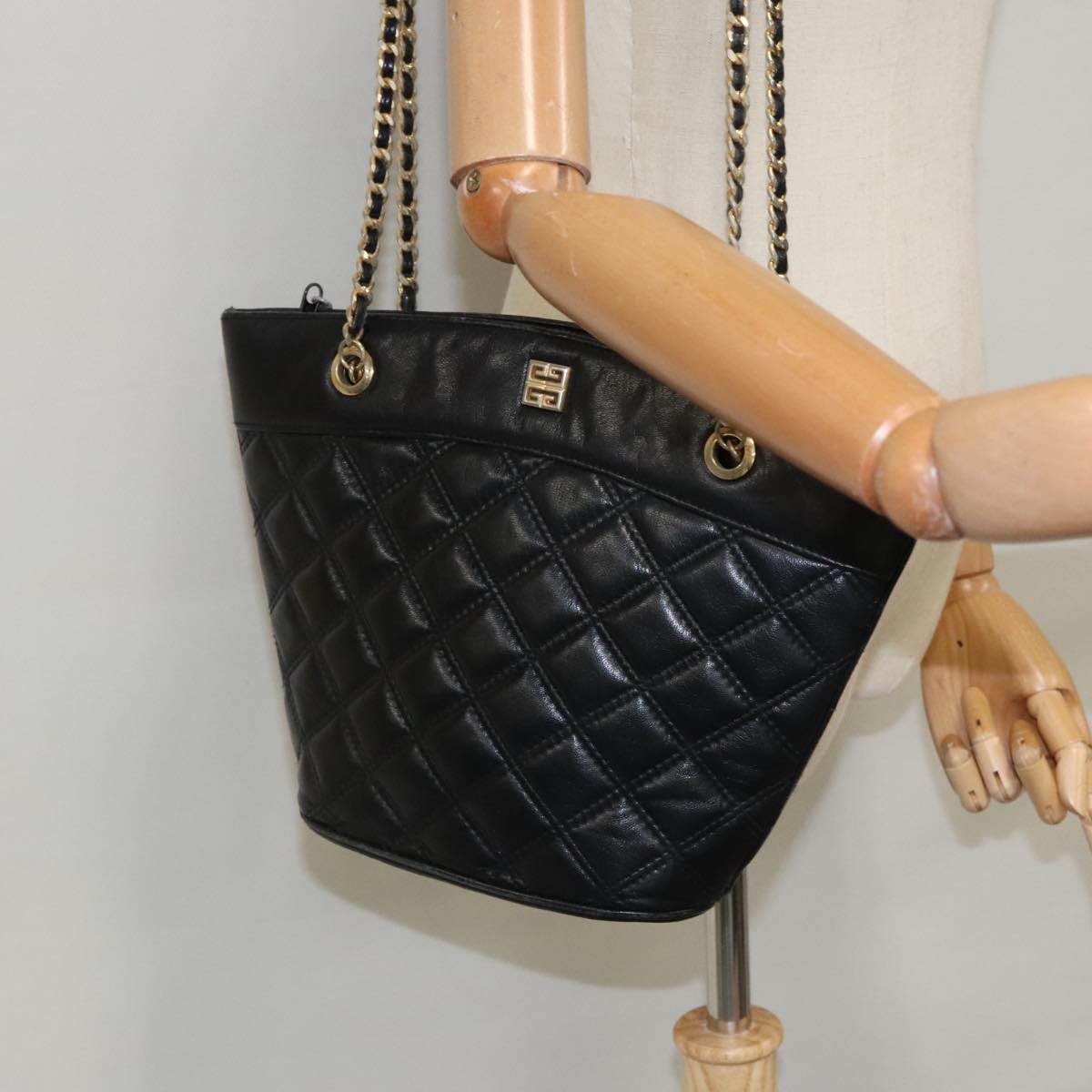 GIVENCHY Chain Shoulder Bag Leather Black Gold Auth 98879