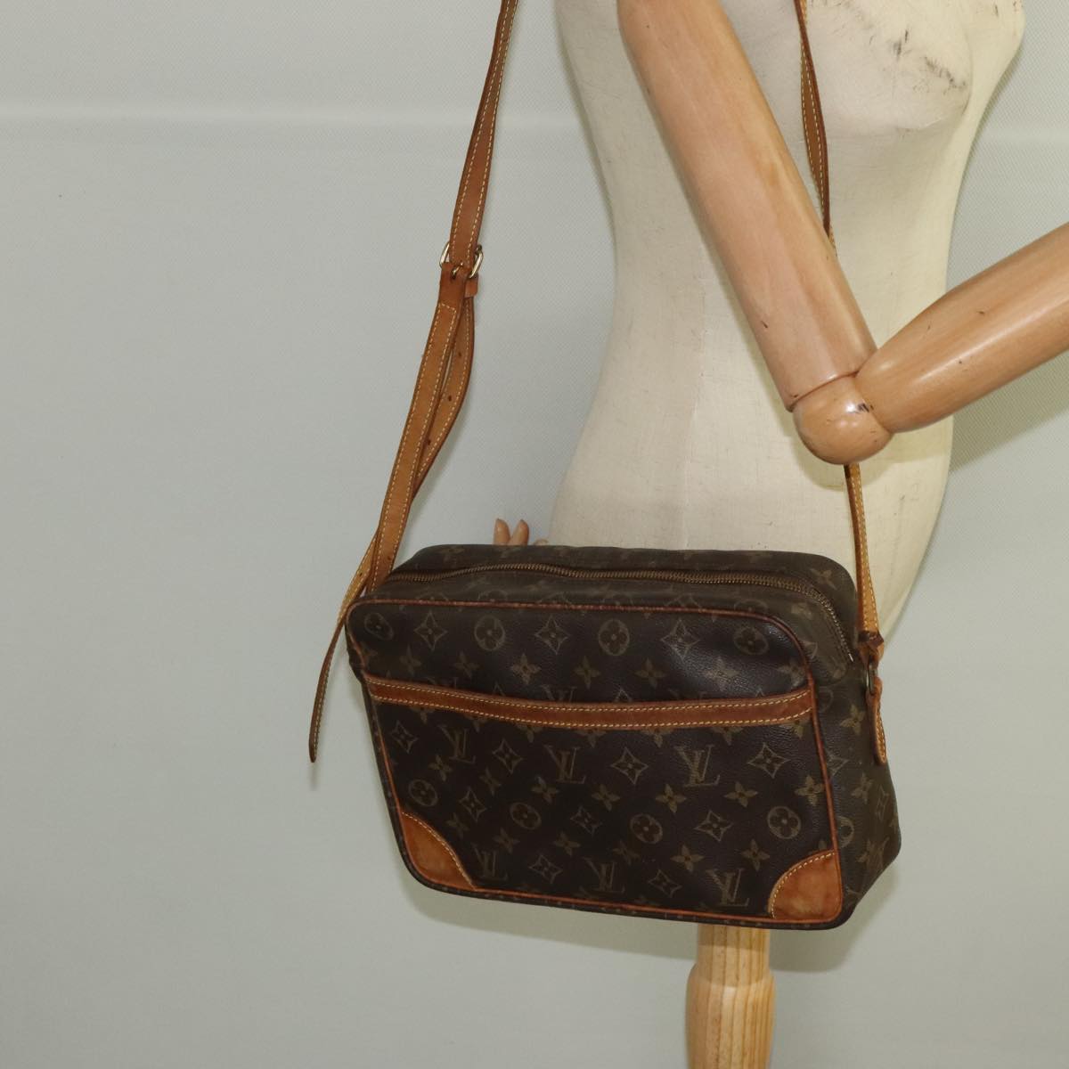 LOUIS VUITTON Monogram Trocadero 30 Shoulder Bag M51272 LV Auth 98897