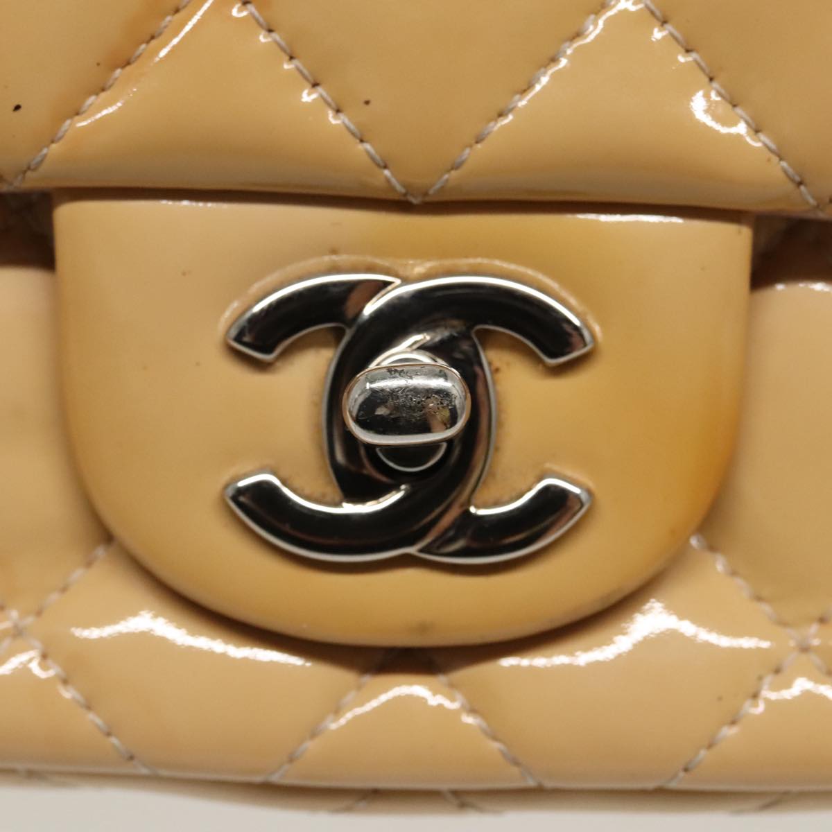 CHANEL Chain Matelasse Shoulder Bag Patent leather Beige Silver CC Auth 98908