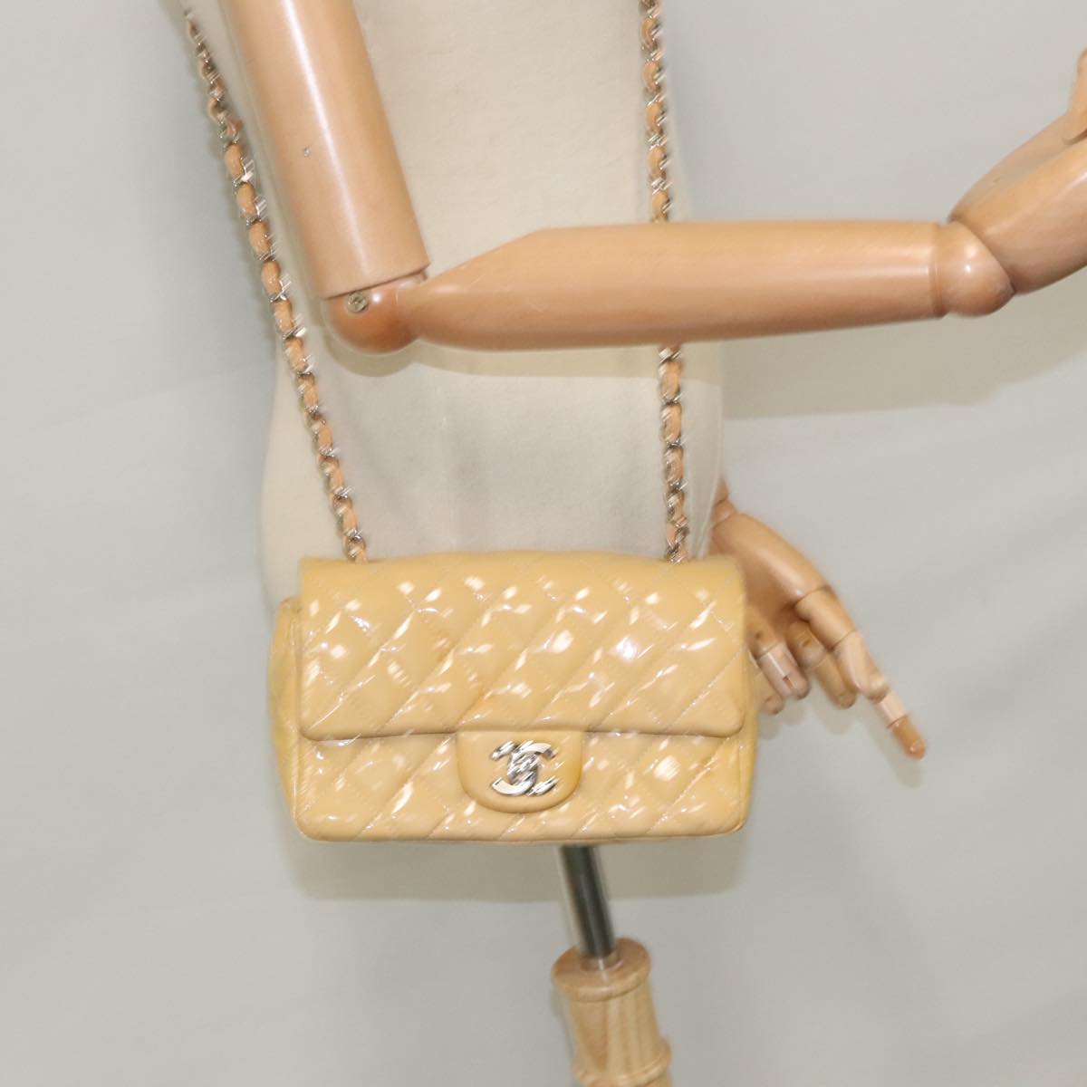 CHANEL Chain Matelasse Shoulder Bag Patent leather Beige Silver CC Auth 98908