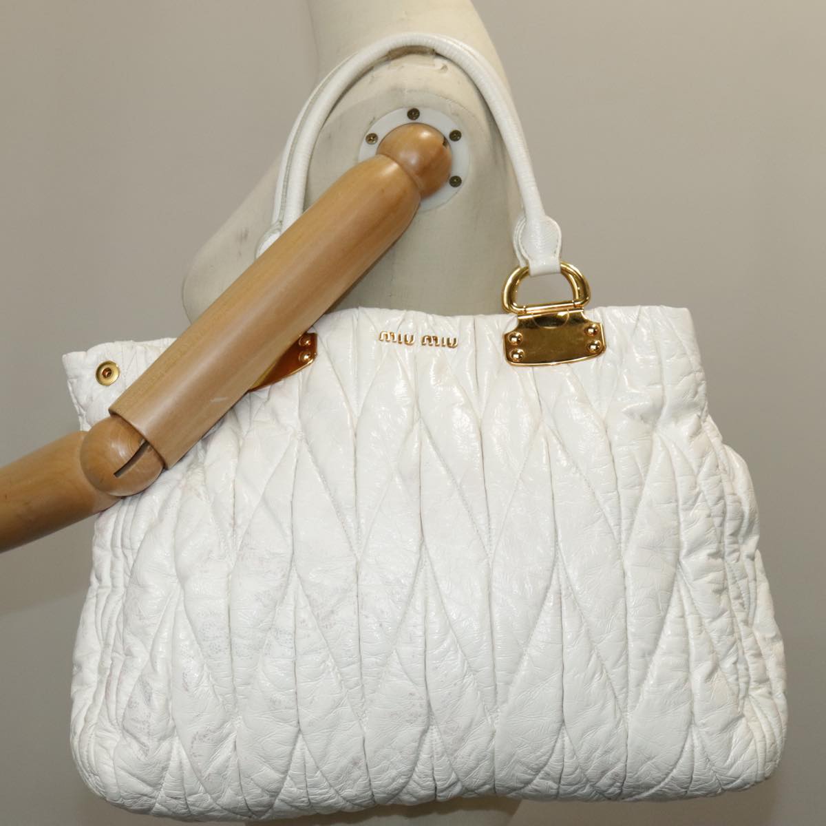 Miu Miu Matelasse Shoulder Bag Enamel White Auth 99132