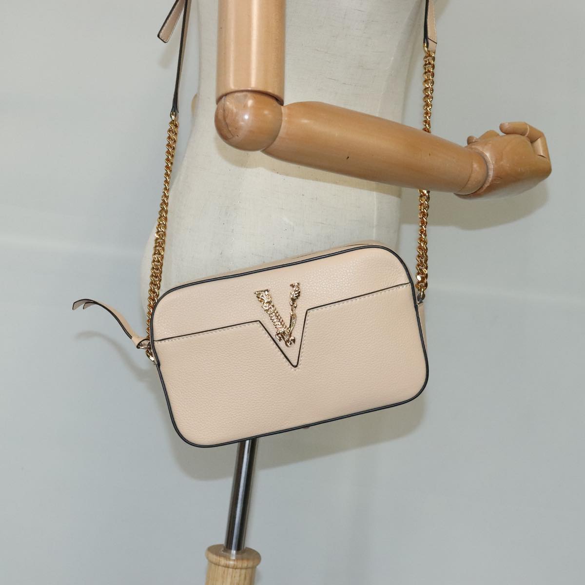 VERSACE Chain Shoulder Bag Leather Beige Gold Auth 99387