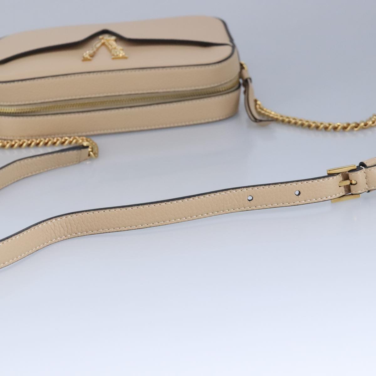 VERSACE Chain Shoulder Bag Leather Beige Gold Auth 99387