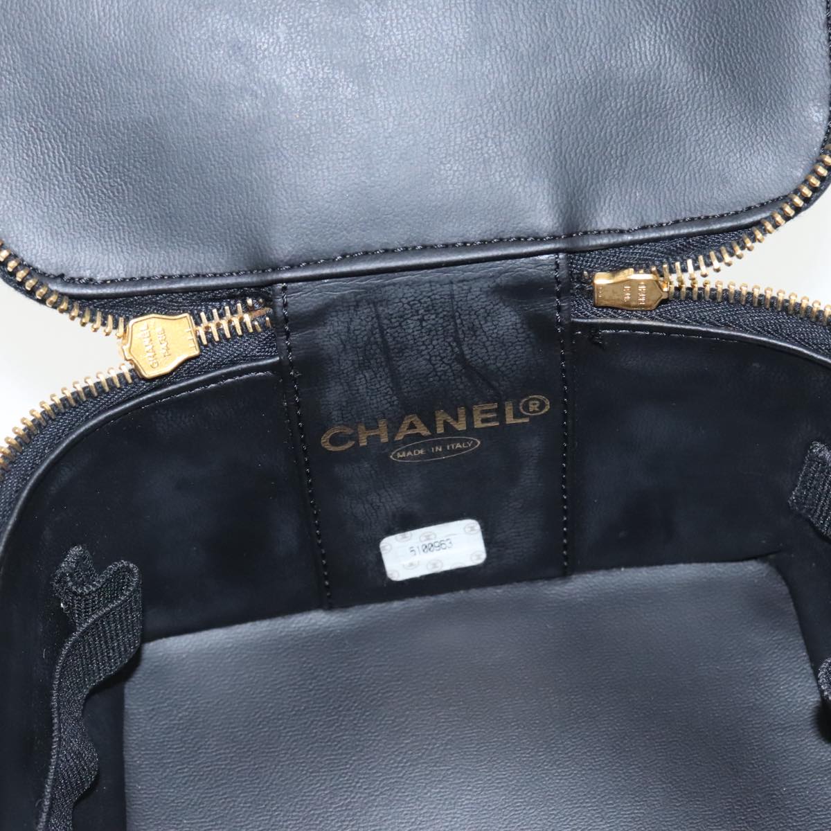 CHANEL Vanity Cosmetic Pouch Patent leather Black Gold CC Auth 99706