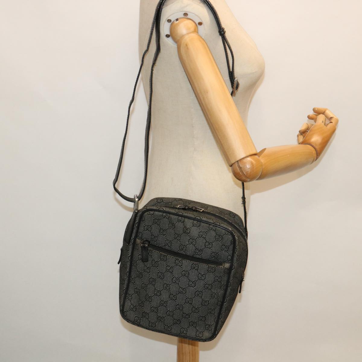 GUCCI GG Canvas Shoulder Bag Black 03136 Auth ac2200