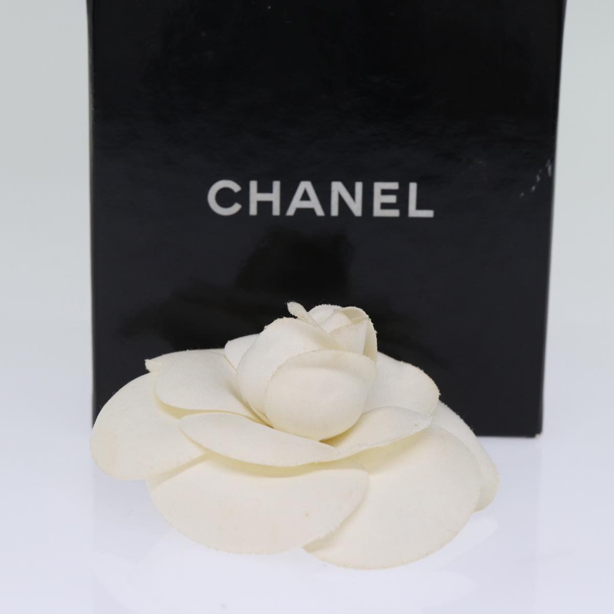 CHANEL Flower Brooch Canvas White CC Auth am6242