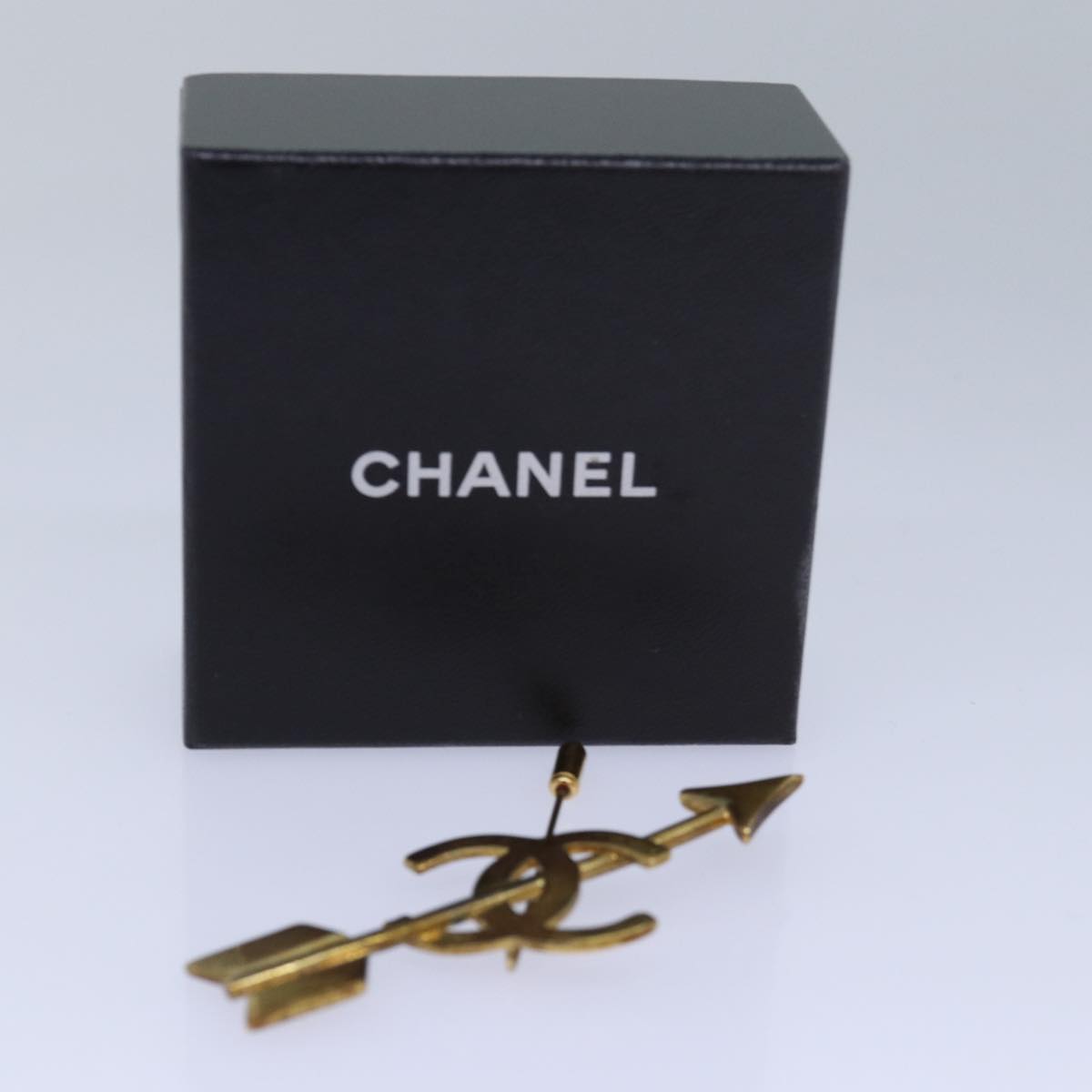 CHANEL arrow Brooch metal Gold CC Auth am6488