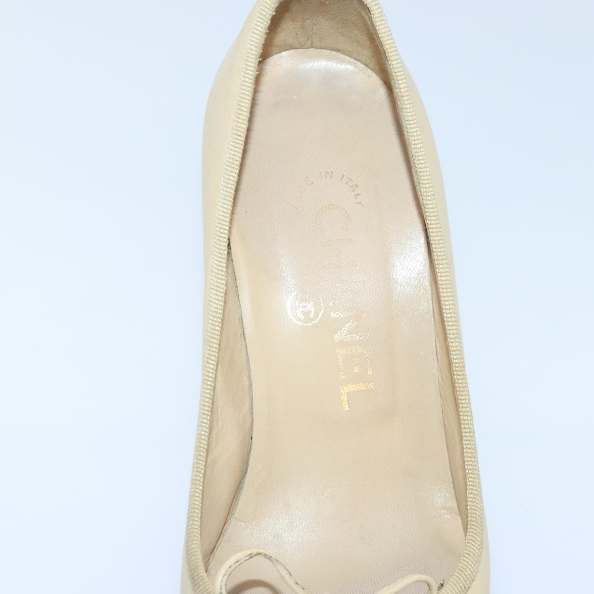 CHANEL pumps High heels Leather 35C Beige Black CC Auth am6896