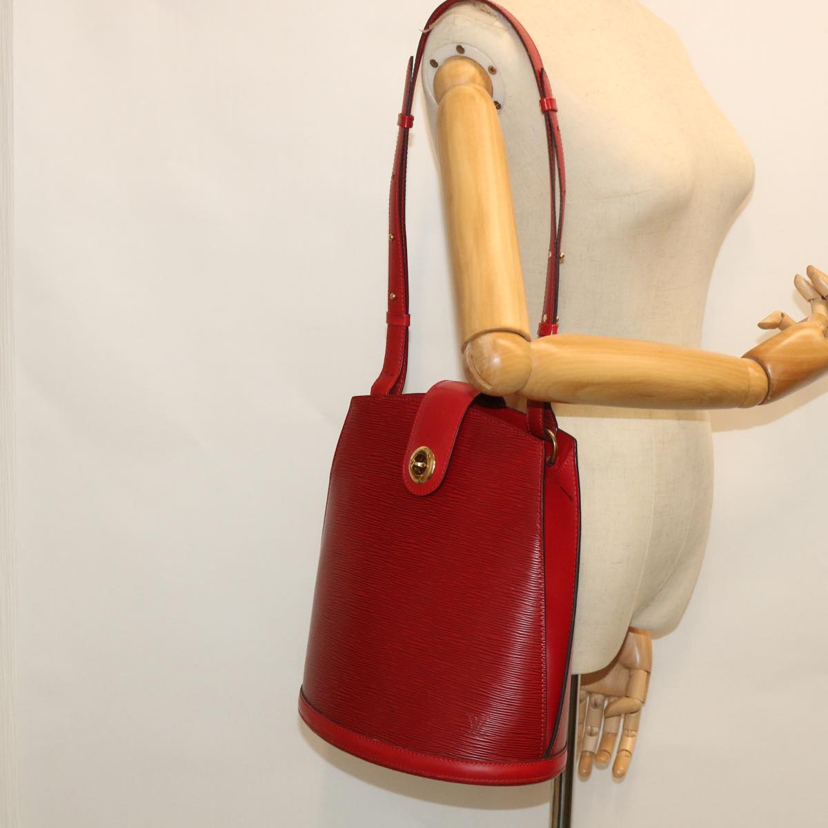 LOUIS VUITTON Epi Cluny Shoulder Bag Red M52257 LV Auth ar10346B