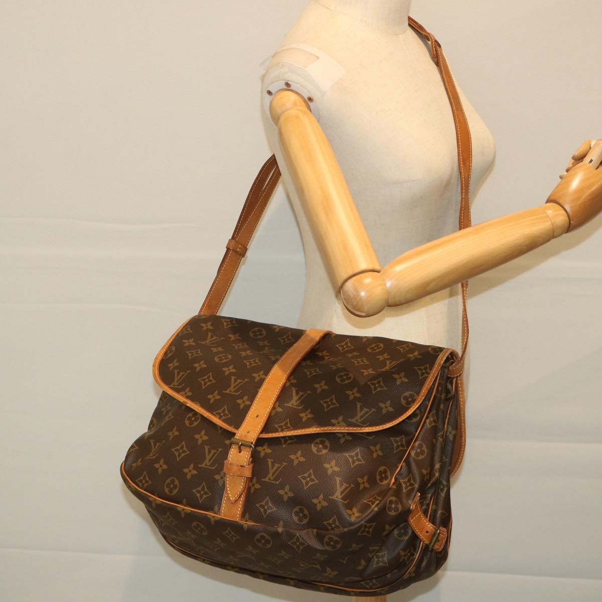 LOUIS VUITTON Monogram Saumur 35 Shoulder Bag M42254 LV Auth ar10543B