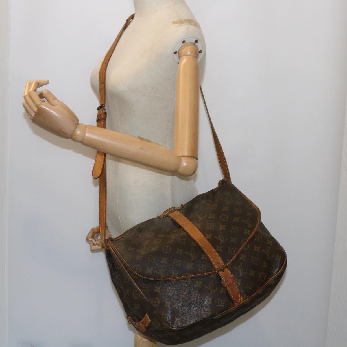 LOUIS VUITTON Monogram Saumur 35 Shoulder Bag M42254 LV Auth ar10836B