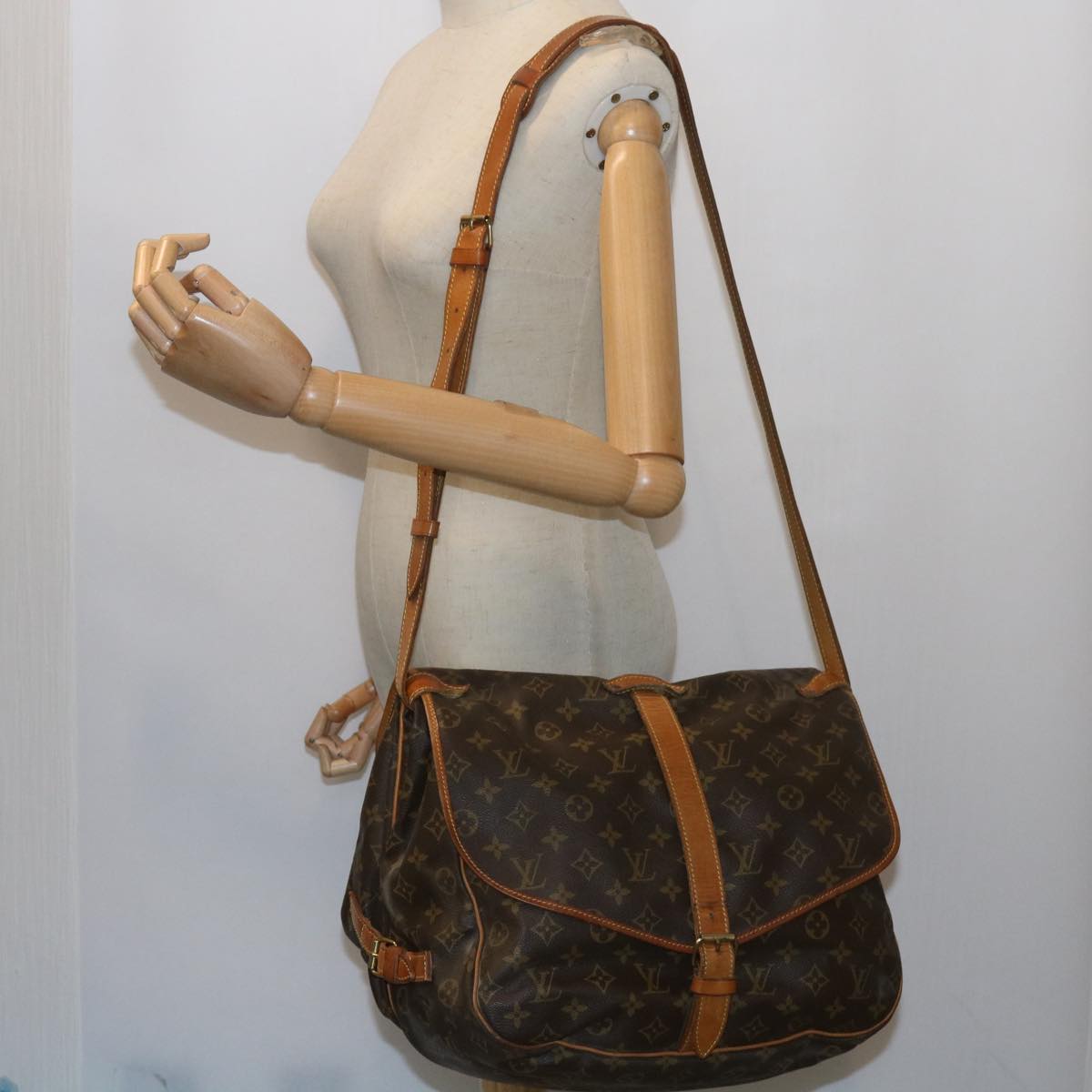 LOUIS VUITTON Monogram Saumur 35 Shoulder Bag M42254 LV Auth ar10846B